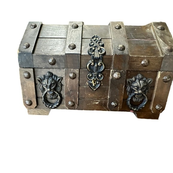 Vintage wooden treasure keepsake chest metal lion decor - Picture 2 of 11